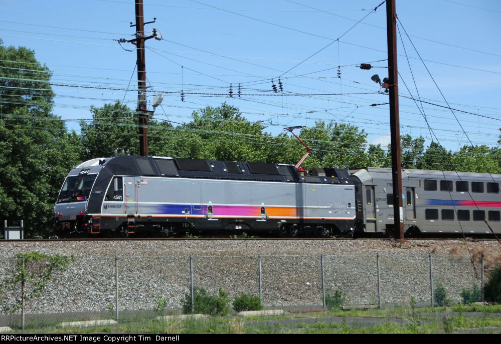 NJT 4541 heads east